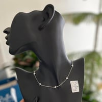 سلسال فضي بخمس وردات ( مع كيس وعلبة الموضح بالصورة...