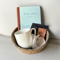 دفتر جلد مع كوب وقهوة | عودا حميدا