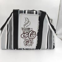 شنطة رحلات لشاي والقهوة مقلم رصاصي وابيض واسود