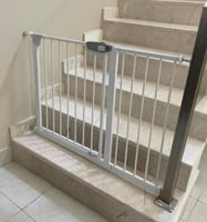 حاجز درج امان للاطفال العرض 166 سم ويتمدد الى 173...