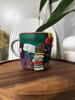 كوب معلمة مع كرت أهداء