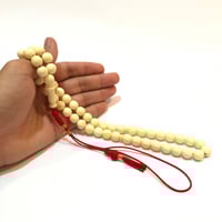 مستكة برائحة مع شكة تفصال عدد الخرز 51 مقاس الخرز...