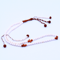 أبيض بكتل بني