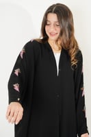 عبايه عملية بتطريز ملون على الاكمام