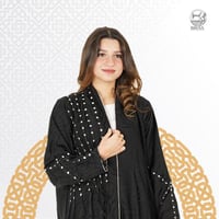 عبايه سوداء مزينة بجدايل من الخيوط