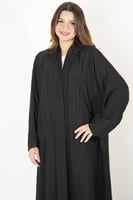 عبايه سوداء عملية مزينة بخطوط من التطريز