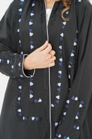 عباية مزينة بتطريز ملون عالأكمام والياقة