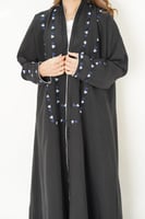 عباية مزينة بتطريز ملون عالأكمام والياقة