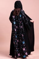 عباية سوداء مميزة بتطريز الورود الملونة على كامل ا...