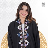 عباية مزينة بتطريز ملون من الأمام