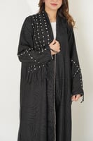 عبايه سوداء مزينة بجدايل من الخيوط