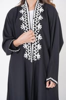عباية مزينة بتطريز ابيض عالأكمام والياقة