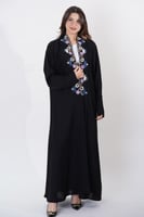 عباية مزينة بتطريز ملون من الأمام