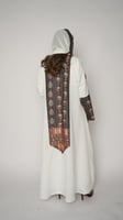 عبايه بيضاء مزينة بقماش هندي