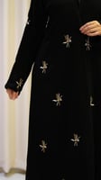 عبايه سوداء بتطريز فراشات من الأمام