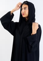 عباية سوداء بتطريز منقط على الكتف بقماش انترنت