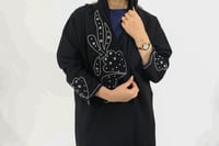 عبايه سوداء مطرزة بالأبيض على شكل فراشة قماش بيسكت