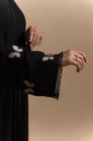 عباية كاجوال سوداء بتطريز بيج على الاكمام بشكل فرا...