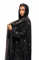 عباية سوداء مطرزة بالذهبي