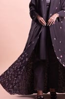 عباية بقماش انترنت مطرزة بدوائر ملونة