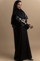 عباية مميزة سوداء بقماش كريب ملكي مزينة بتطريز مشج...