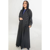 عباية كاجوال لف بقماش اوكراني مزينة باللولو الابيض...