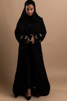 عباية كاجوال سوداء بتطريز بيج على الاكمام بشكل فرا...