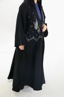 عبايه سوداء مطرزة بالألوان على شكل فراشة