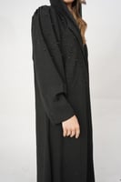 عبايه مزينة باللولو الاسود والفصوص