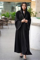 عبايه سوداء مزينة باطراف باللون الفضي