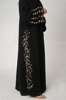 عبايه سوداء بتطريز بالفضي والذهبي