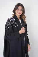عباية مزينة بتطريز ملون على الأكتاف
