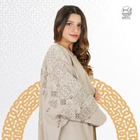 عباية بيج مطرزة بالذهبي على شكل مربعات من الخلف