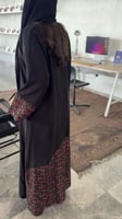 عبايه سوداء مزينة من الخلف بكلفة هندية باللون العو...