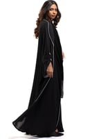 عباية سوداء بكسرات من الخلف