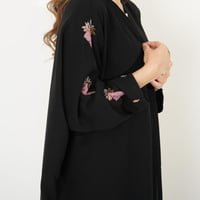 عبايه عملية بتطريز ملون على الاكمام