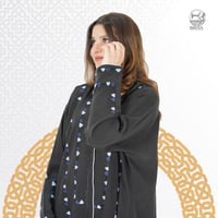 عباية مزينة بتطريز ملون عالأكمام والياقة