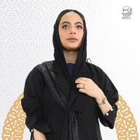 عبايه سوداء قماش كريب واقف مزينة بشال اسود او ذهبي