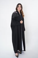 عباية مزينة بتطريز ملون على الأكتاف