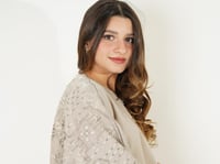 عباية بيج مطرزة بالذهبي على شكل مربعات من الخلف