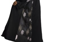 عباية سوداء بخطوط باللون الذهبي و الفضي