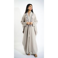 عباية بشت مطرزة من الأمام و الكم - الوان متعددة