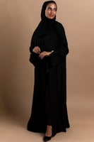 عباية مميزة سوداء بقماش كريب ملكي مزينة بتطريز مشج...