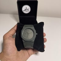 ساعة كاربون اخضر مطفي