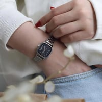 كاسيو نسائي فضي ميناء اسود