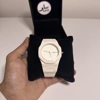 ساعة كاربون ابيض مطفي