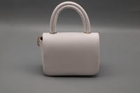 شنطه بناتي بحبل لون ابيض