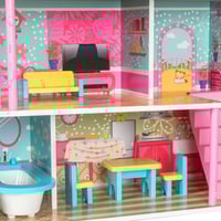 بيت الدمى الخشبي