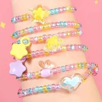 صانعة اساور