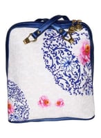 شنطة ظهر مزينة بالأزهار أزرق/ أبيض